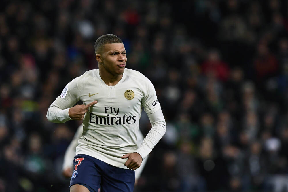 绝对顶流❗C罗ins粉丝数突破6.7亿，仅次于ins官方账号粉丝数